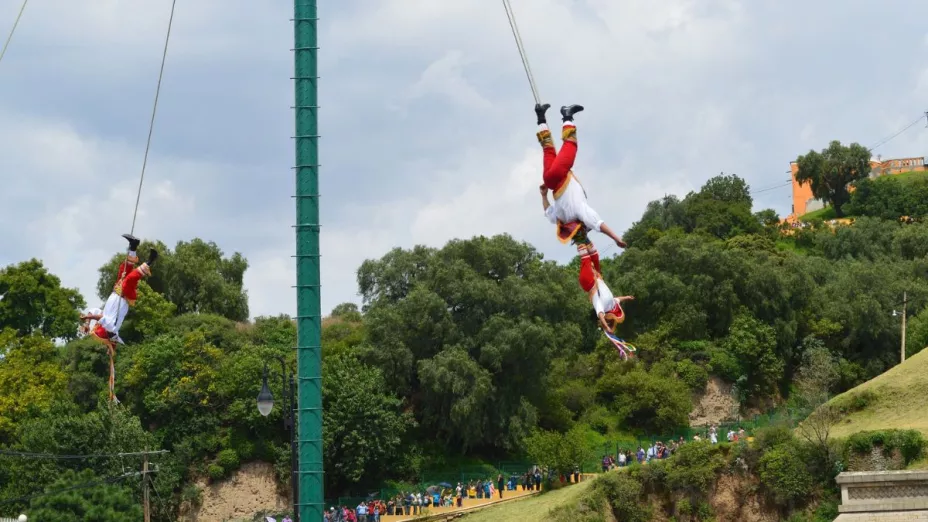 VIDEO Momento en que un volador de Papantla “atropella” a espectador