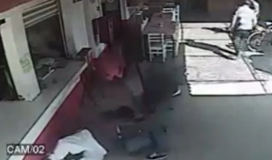 Un video de seguridad de un mercado en Ecatepec, Estado de México, muestra cómo un hombre es baleado durante un asalto
