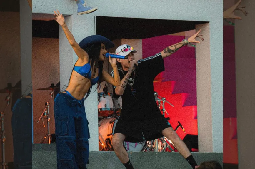 Peso Pluma cantando en concierto con Becky.jpg