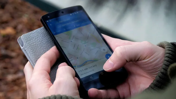 Teléfono celular con la aplicación de Google Maps