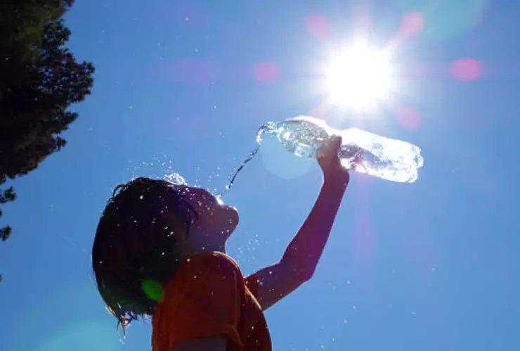 Niño refrescándose del Sol; se pronostican temperaturas calurosas en el clima hoy México 4 de marzo 2023.
