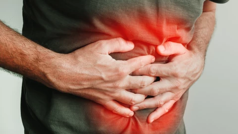 Qué alimentos y hábitos provocan inflamación y gases intestinales.