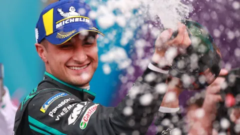 El Neozelandés, Mitch Evans se mantuvo a la cabeza después de 45 minutos de carrera durante el E-Prix de la Fórmula E 2020.