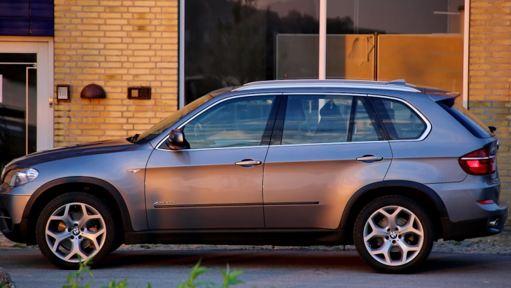 ‘Lady Coladera’, señora agarra a escobazos a joven por estacionarse en su entrada
