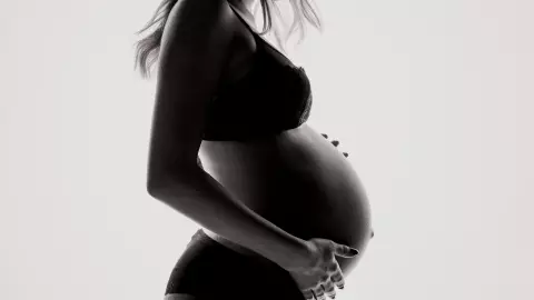 Algunos dicen que las mujeres deben ponerse un listón rojo alrededor del vientre para que el bebé nazca sano.