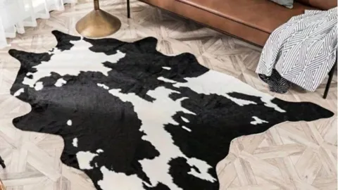 alfombra con estampado de vaca