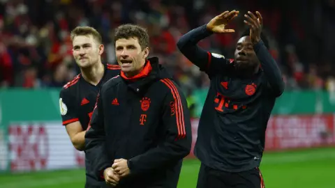 Thomas Muller, Alphonso Davies y De Ligt con el Bayern Múnich