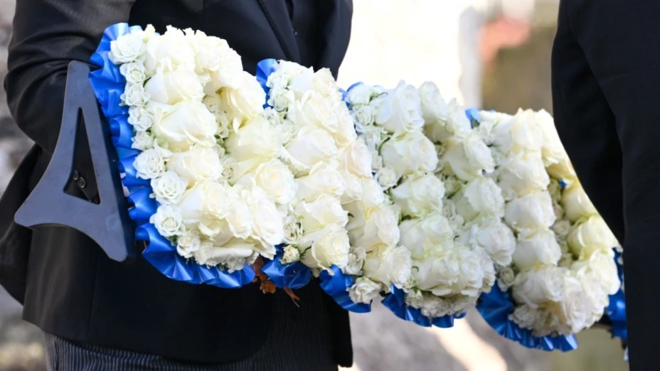 Hijo de Liam Payne se despide con flores en su funeral