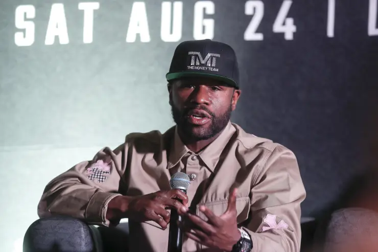 Floyd Mayweather asegura que podría vencer a Chávez y a su hijo con una mano