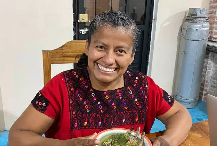 Diputada Irma Juan Carlos compartió en sus redes sociales unas fotografías en las que se le ve degustando la rata de monte.