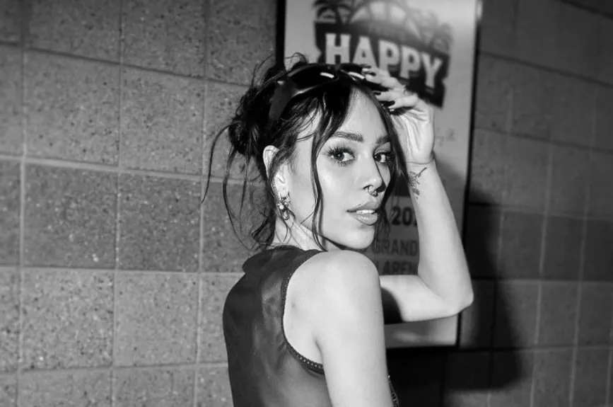 Danna Paola blanco y negro.jpg