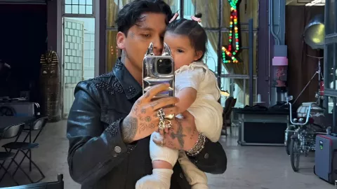 Captan a Christian Nodal con su hija Inti; ni Ángela ni Cazzu lo acompañan