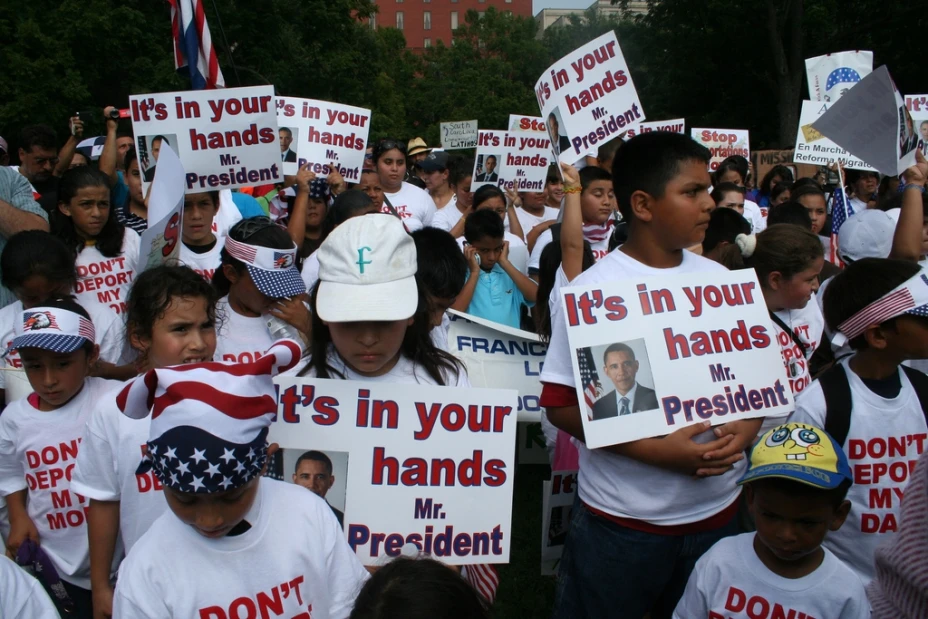 Manifestantes urgieron hoy al presidente estadunidense Barack Obama a suspender las deportaciones