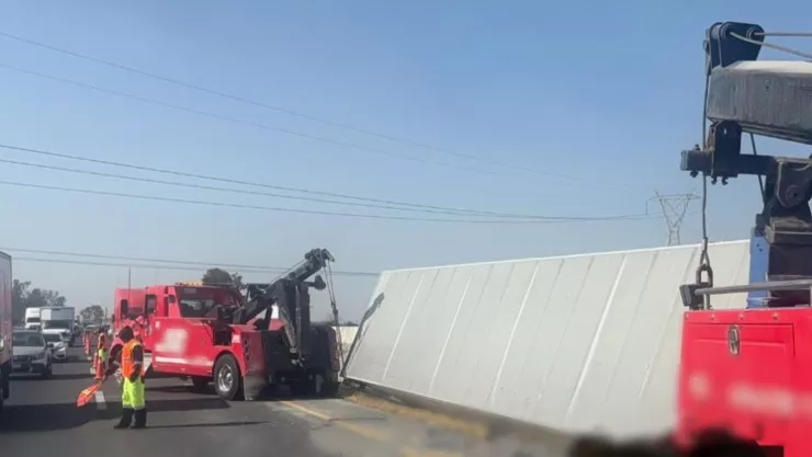accidente de tráiler mantiene tráfico detenido en la carretera 57 sábado 16 de noviembre.jpg