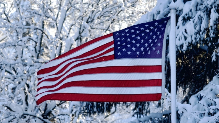 Bandera de Estados Unidos entre la nieve