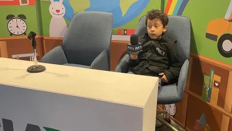 Niño sentado