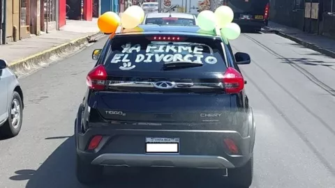 divorcio hombre celebra