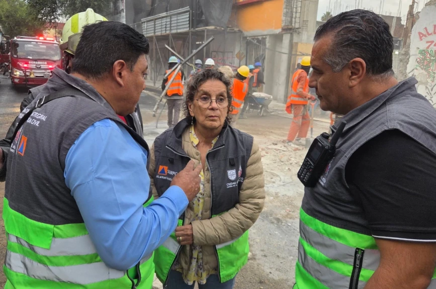 Cuatro personas resultaron lesionadas por el colapso de una barda en CDMX.