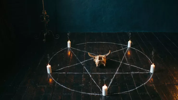 Ritual satánico en una casa