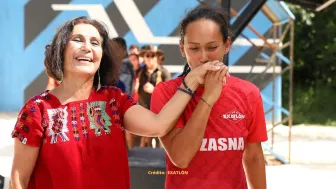 19 Con gran orgullo y de la mano de su madre, Tzasna le dice adiós a la competencia.jpg