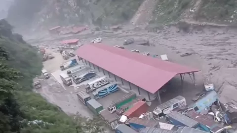 Río arrastra puente entre Nepal y China; reportan 18 desaparecidos y caos en la zona