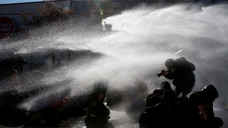 Policía dispersa a manifestantes en Chile