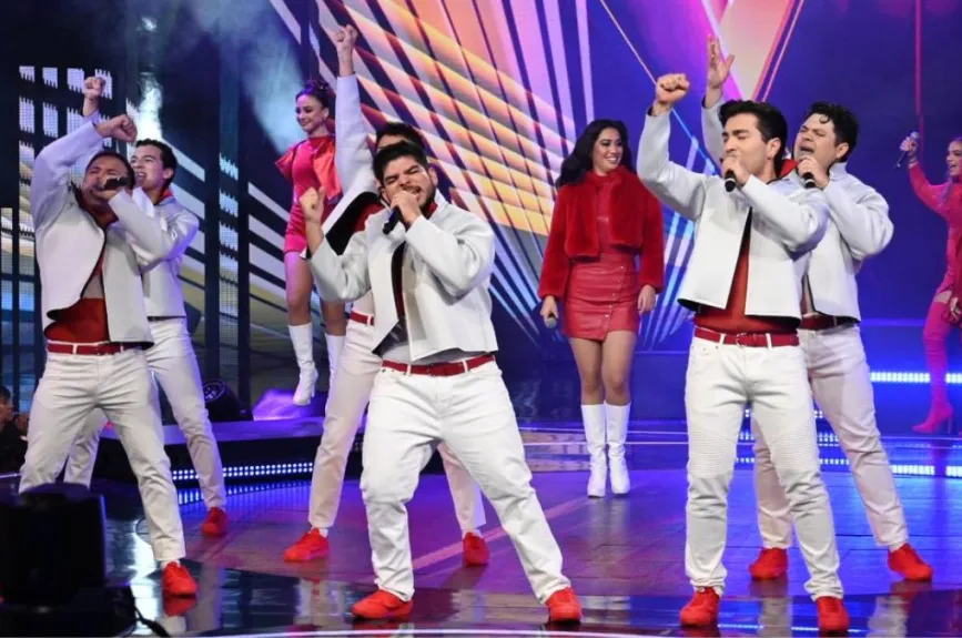 Para cerrar con el primer bloque musical, todos juntos con un maravilloso espectáculo, que dejó cautivados a los espectadores.