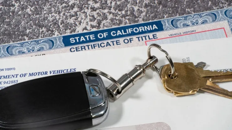 Un certificado de título de propiedad de California.