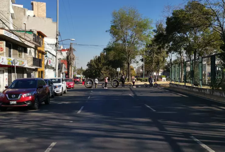 Vecinos de Coyoacán realizan bloqueos en Eje 10 Sur por falta de agua