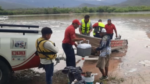Protección Civil de Coahuila rescata a familia atrapada en presa