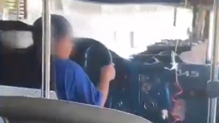 Captan-a-niño-manejando-un-camión-de-pasajeros-en-Gómez-Palacio-Durango