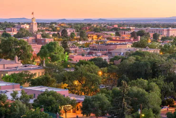 una vista de la pintoresca ciudad de Santa Fe en Nuevo México
