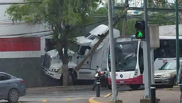 Un tráiler se impactó contra una bodega sobre el blvd Hermanos Aldama, en León