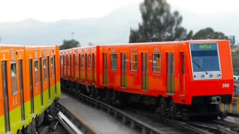Metro CDMX: Marcha lenta conoce el avance demoras y operativos en tiempo real hoy 9 de julio. En la imagen se observa a uno de los trenes del Metro de la CDMX en su marcha a una estación.