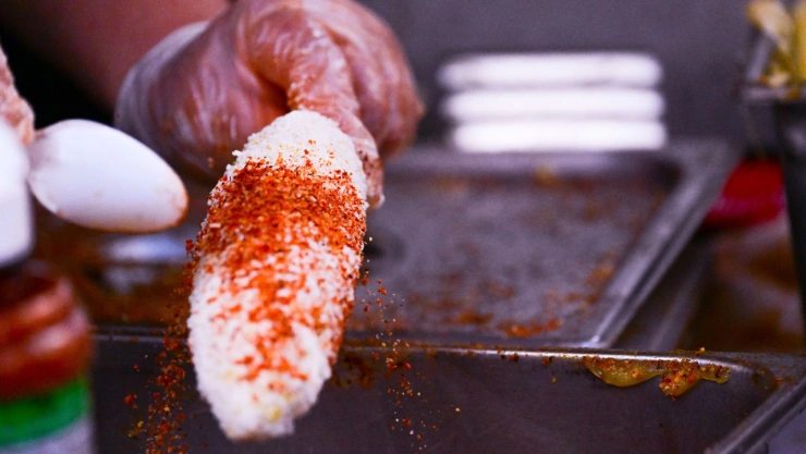 Elote con queso y chile.