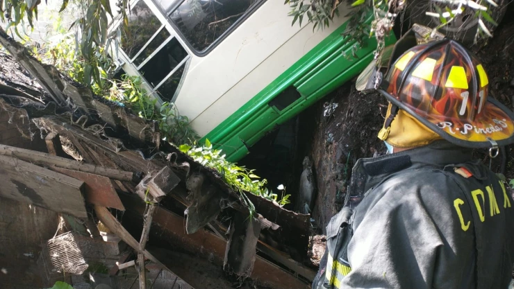 Un microbús de la Ruta 81 se desbarrancó en la carretera Xochimilco-Oaxtepec y cayó sobre una vivienda.