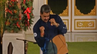 Maduro está bailando en el Palacio del Pueblo en Venezuela al ritmo de la canción “No a la guerra, sí a la paz”