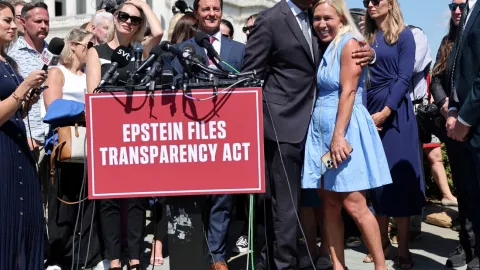 ¿Por qué el Senado de EU aprobó revelar los archivos del caso Epstein?