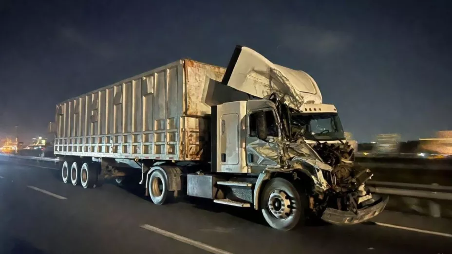 Autoridades aseguraron la unidad de carga mientras realizan peritajes sobre el siniestro