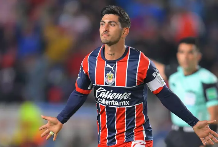 Victor Guzmán celebra su gol con Chivas en la fecha 6 ante Pachuca