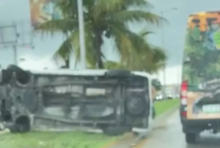 ¡ÚLTIMA HORA! Se registra volcadura en el Boulevard Colosio de Cancún; ¿hay heridos?