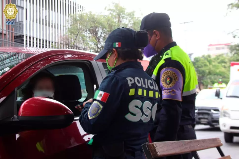Policías de CDMX infraccionando a automovilista