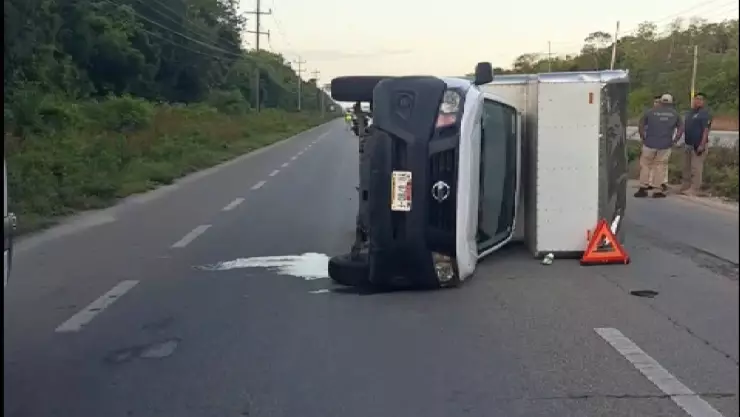 Aparatosa volcadura en la carretera a la altura de Tulum: Camioneta de carga termina sobre su costado tras evitar choque