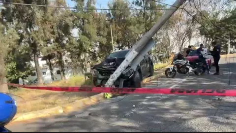 VIDEO | Así quedó el vehículo tras el aparatoso accidente que provocó el cierre vial en avenida Tabachines en Zapopan
