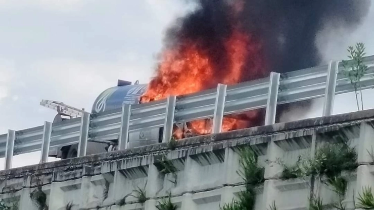 Pipa de gas en llamas colapsa la circulación en el Circuito Exterior Mexiquense