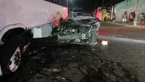 Trágico accidente entre autobús y auto particular la noche de HOY en Cancún, deja una personas lesionada