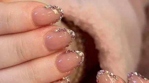 Las uñas francesas con toque metalizado son modernas y elegantes