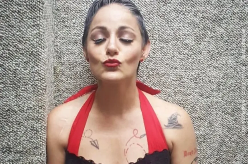 Lola Cortes mandando besos.jpg