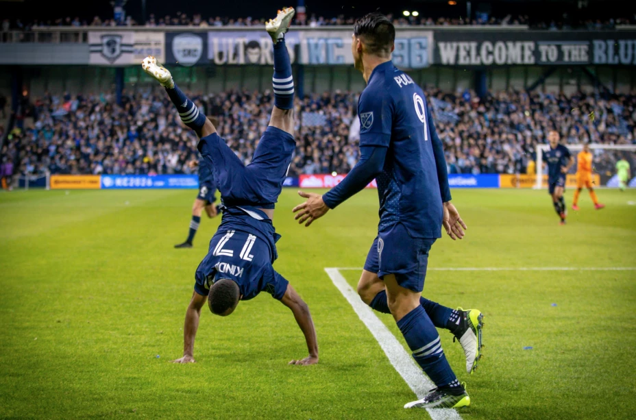 Asistencia de Alan Pulido en victoria de Kansas City