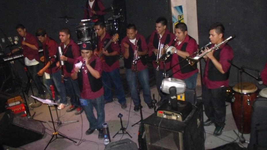 Alrededor de las 2:40 de la madrugada, un grupo de hombres subió al escenario para someter al músico del grupo Los Kumbiamberos RS mientras tocaba los timbales.